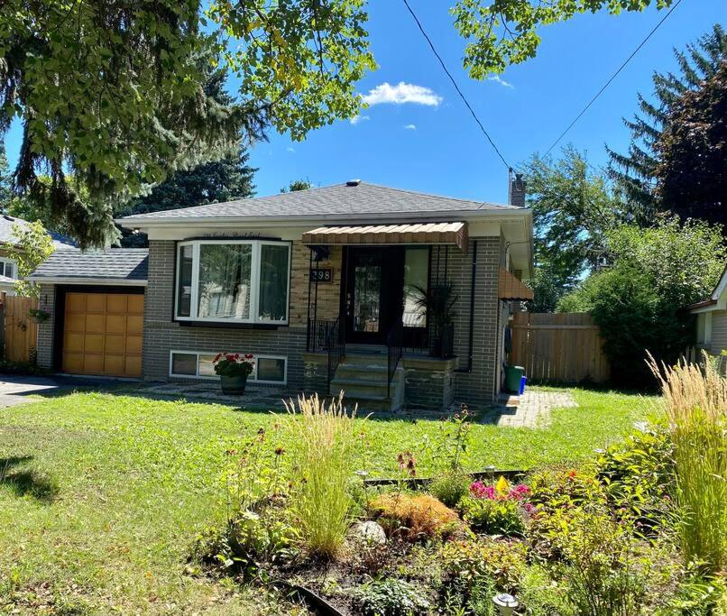 Cosy 5 Bedrooms House in Hearth of Richmond Hill, Richmond Hill (updated prices 2024)