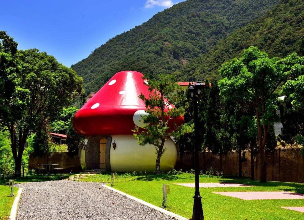 埔里鎮的住宿－蘑菇山林民宿露營區，草上有红色屋顶的房子