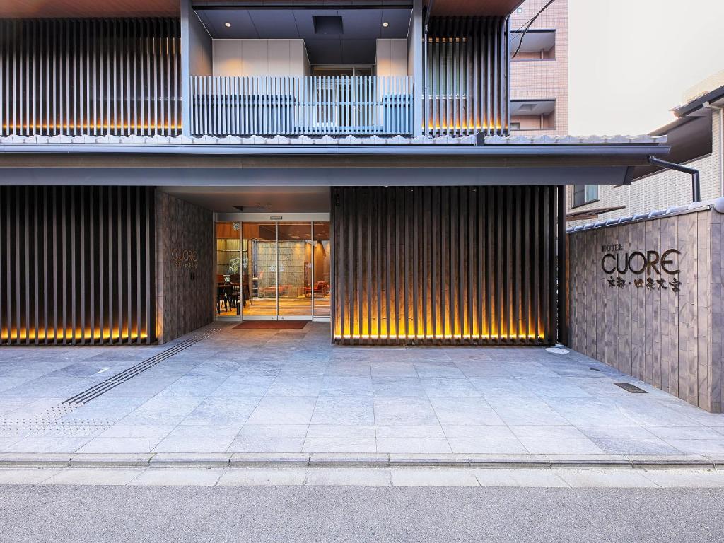una vista exterior de un edificio con luces amarillas en HOTEL CUORE Kyoto Shijo Omiya en Kioto