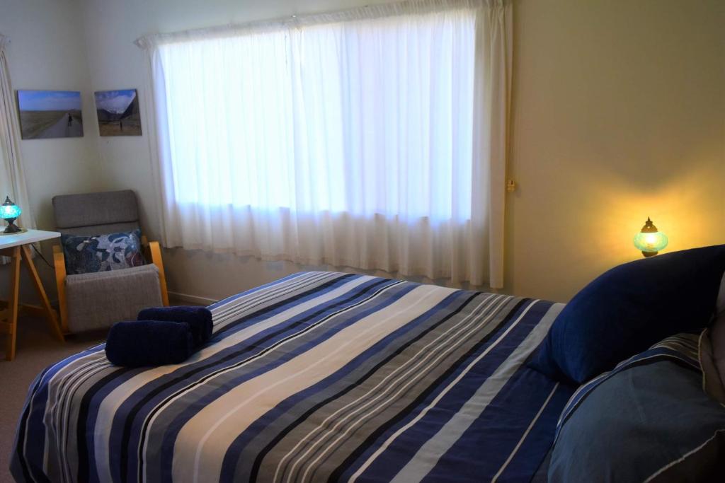 Postel nebo postele na pokoji v ubytování Harbour View Retreat Mangonui