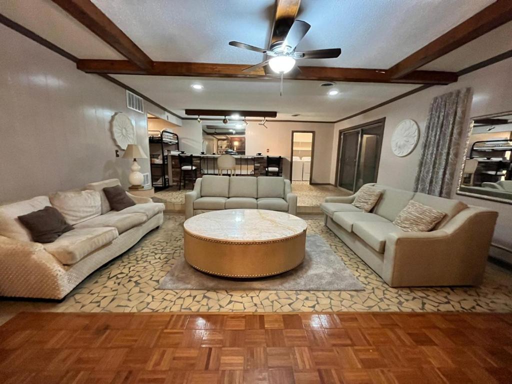 Chic Very Large Home Near Downtown Beale Street - Housity