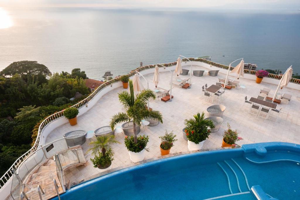 Grand Miramar All Luxury Suites & Residences في بويرتو فايارتا: اطلالة جوية على منتجع مع مسبح