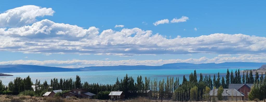 een uitzicht op een grote hoeveelheid water met wolken bij Cabaña Don Justino in El Calafate