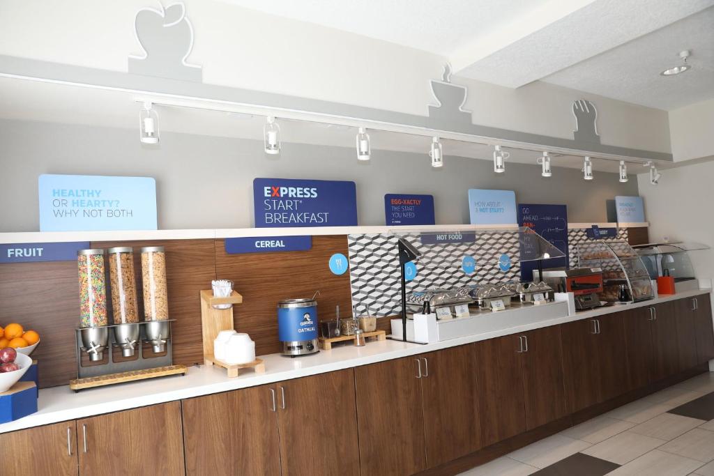 Holiday Inn Express Hotel & Suites Albuquerque Airport by IHG photo