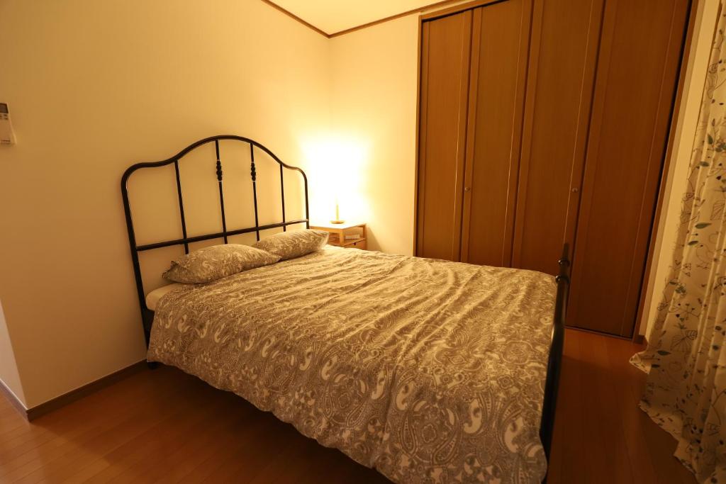 Postel nebo postele na pokoji v ubytování Guest House Kubo Homes Matsu