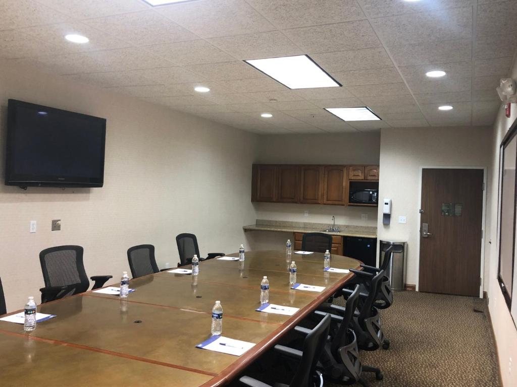 Holiday Inn Express Hotel & Suites Howell by IHG photo