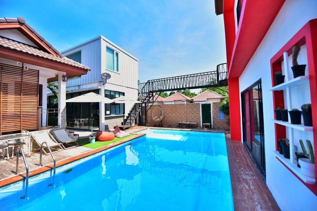 Bazén v ubytování Virawan pool kohlarn วิราวัน พูล รีสอร์ท ที่พักเกาะล้าน nebo v jeho okolí