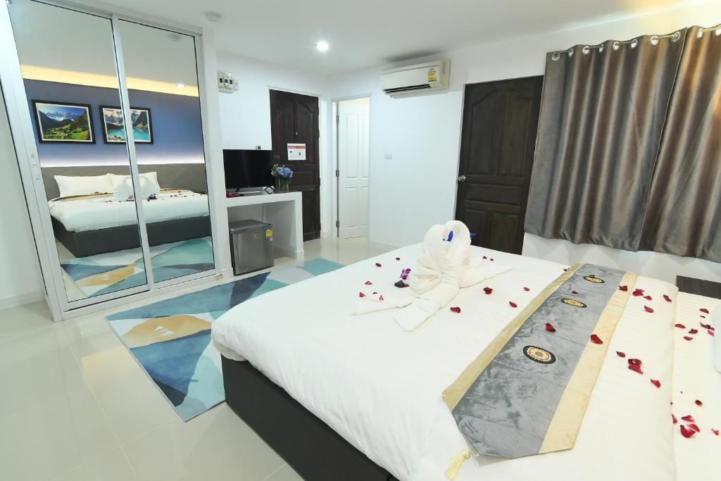 Postel nebo postele na pokoji v ubytování Poonsuk Place Hotel