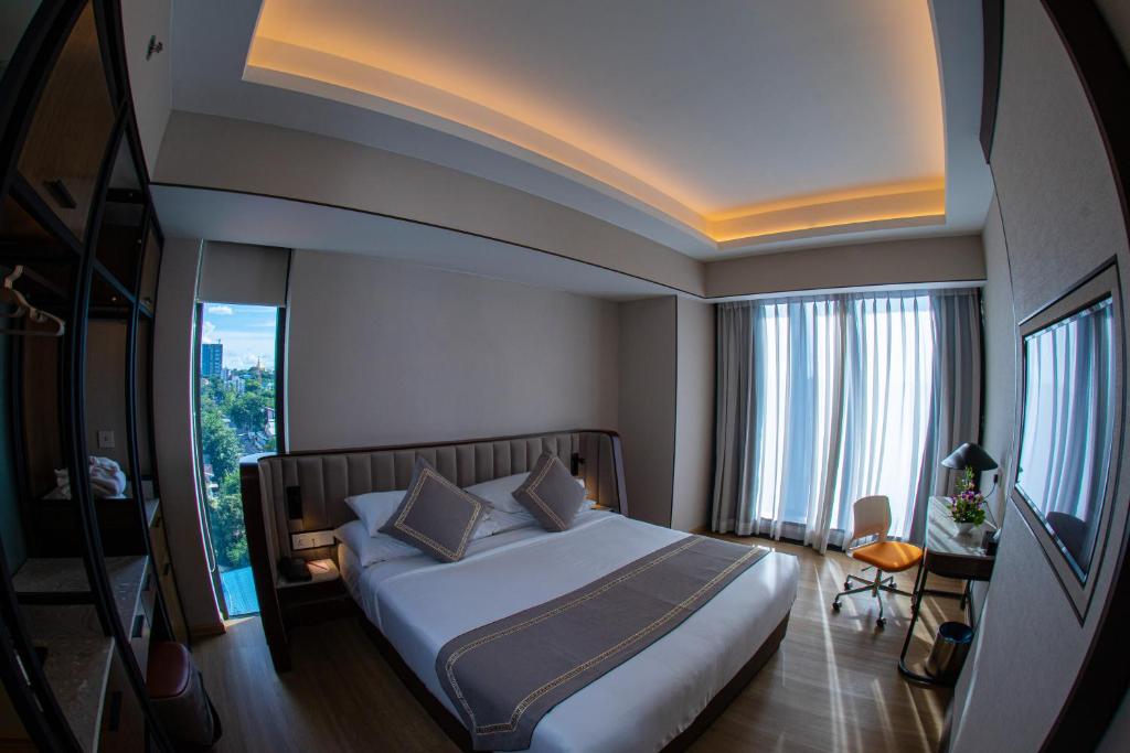 Postel nebo postele na pokoji v ubytování Sayarsan Hotel Yangon