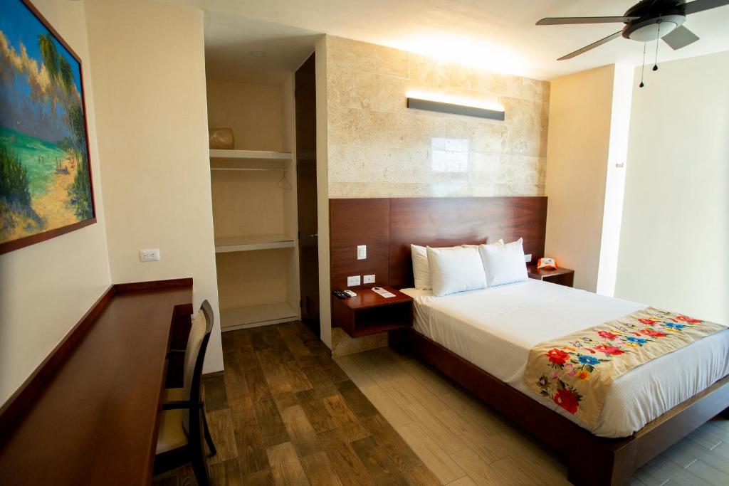Postel nebo postele na pokoji v ubytování La Casona de Sisal Hotel