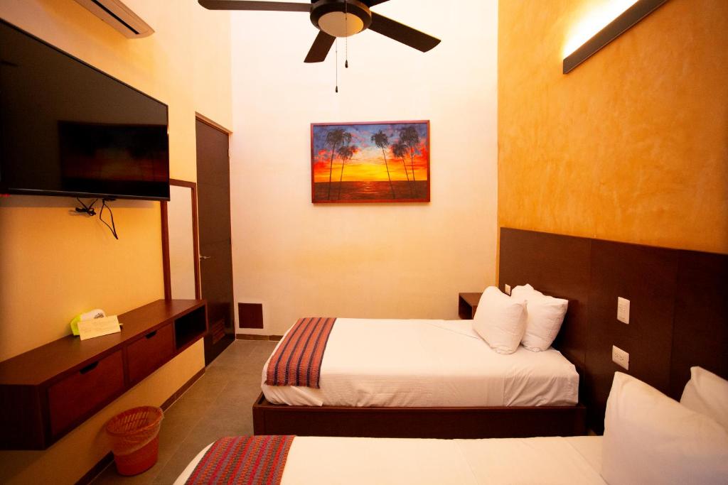 Postel nebo postele na pokoji v ubytování La Casona de Sisal Hotel