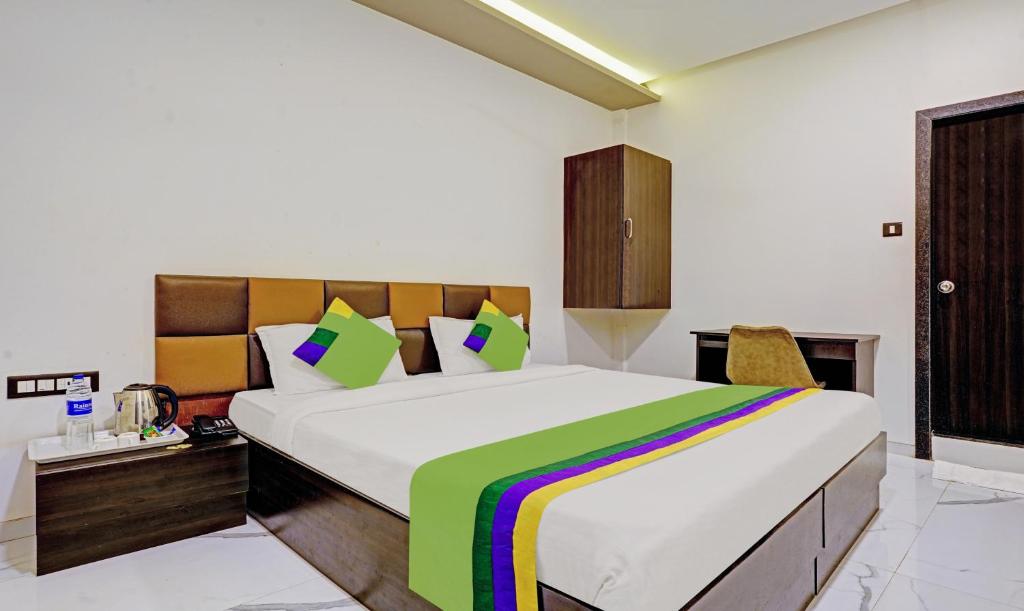 Postel nebo postele na pokoji v ubytování Prime Grand Hotel, Mumbai