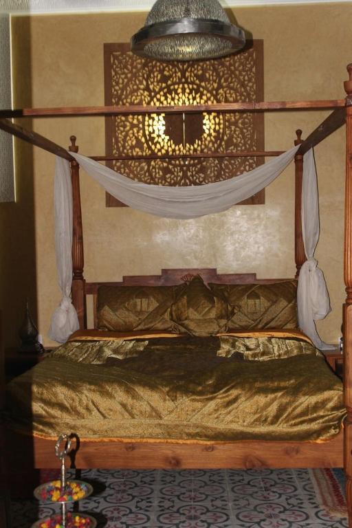 Postel nebo postele na pokoji v ubytování Riad la medersa