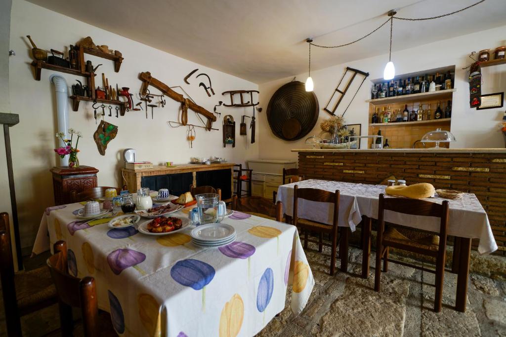 una cucina con tavolo e piatti di Biobagnolese Agriturismo a Orte