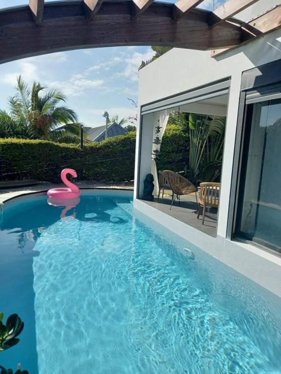 Bazén v ubytování CHAMBRE CHEZ L HABITANT PISCINE VUE MER SDB et TERRASSE PRIVEE nebo v jeho okolí
