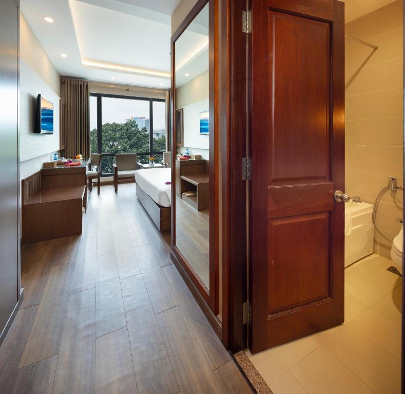 Phòng Premium Deluxe Giường Đôi Có Cửa Sổ + Minibar Miễn Phí