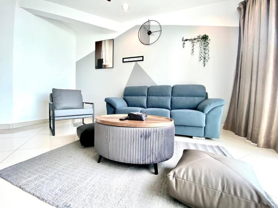 Un lugar para sentarse en Mansion One Suites - Seaview Luxury 2 Bedroom Suites