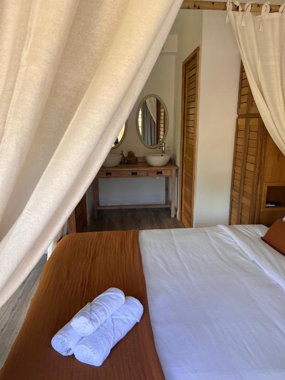 Postel nebo postele na pokoji v ubytování LES VAVANGUES - L'HERMITAGE LES BAINS