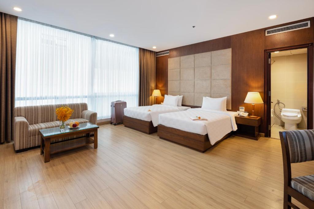 Suite Junior 3 Người + Minibar Miễn Phí