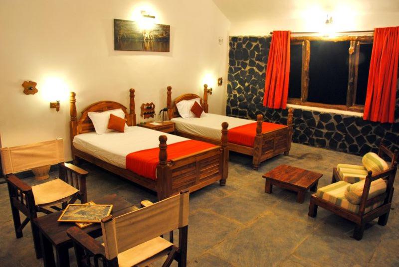 Llit o llits en una habitació de Bandhavgarh Meadows