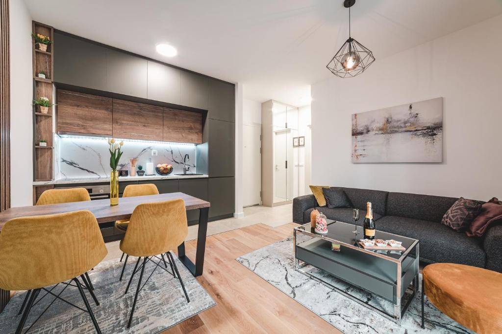 una sala de estar con un sofá y una mesa en ZAFIRO SPA & RESIDENCE, en Budva