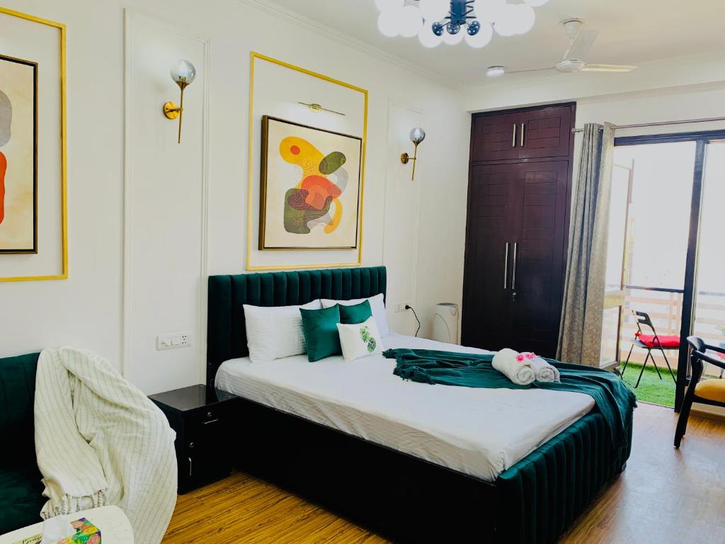 Postel nebo postele na pokoji v ubytování Olive Service Apartments - City Centre Noida