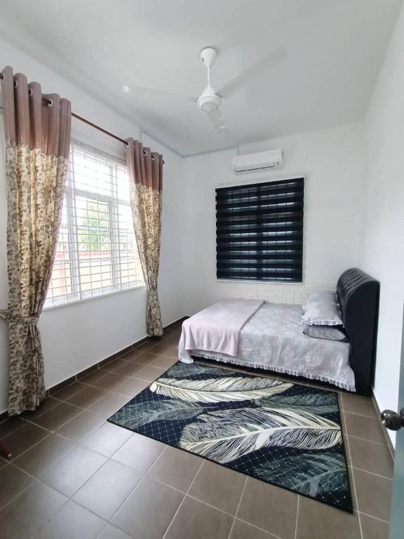ein Schlafzimmer mit einem Bett und einem großen Fenster in der Unterkunft Homestay Kemaman Fyna02 di Bukit Kuang in Kampong Kemaman