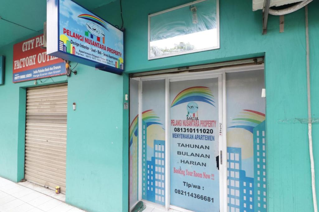 una tienda con un arco iris pintado en las puertas en Kapuk City Cengkareng, en Yakarta