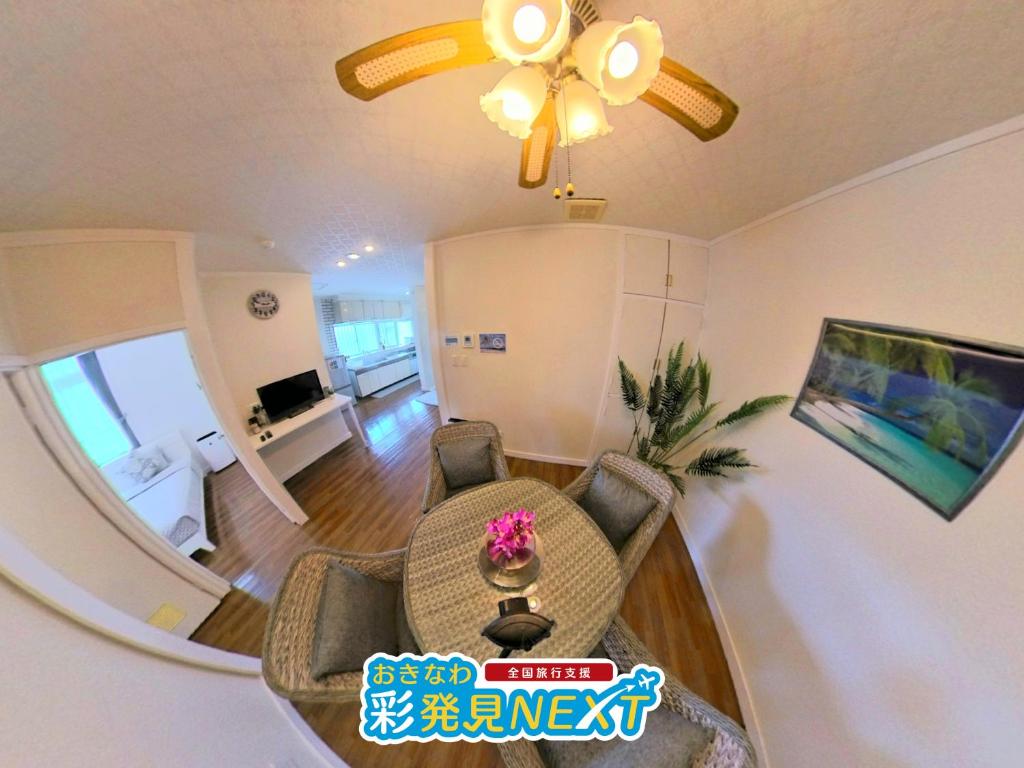 uma sala de estar com um sofá e uma ventoinha de tecto em Villa Blu Okinawa Chatan 2-3 ヴィラブルー沖縄北谷2-3 "沖縄アリーナ徒歩圏内の民泊ホテル" em Chatan