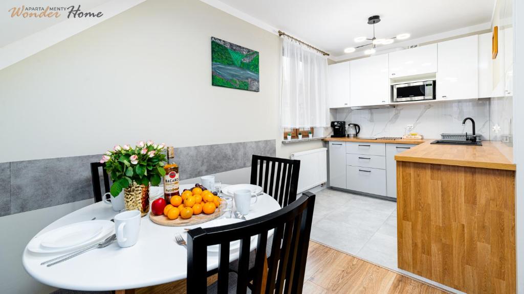 Kuchyňa alebo kuchynka v ubytovaní Wonder Home - Apartamenty położone blisko deptaka, licznych restauracji i sklepów