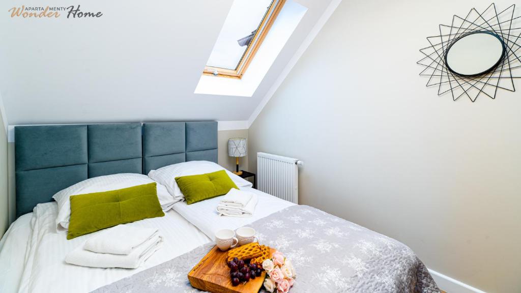 Posteľ alebo postele v izbe v ubytovaní Wonder Home - Apartamenty położone blisko deptaka, licznych restauracji i sklepów