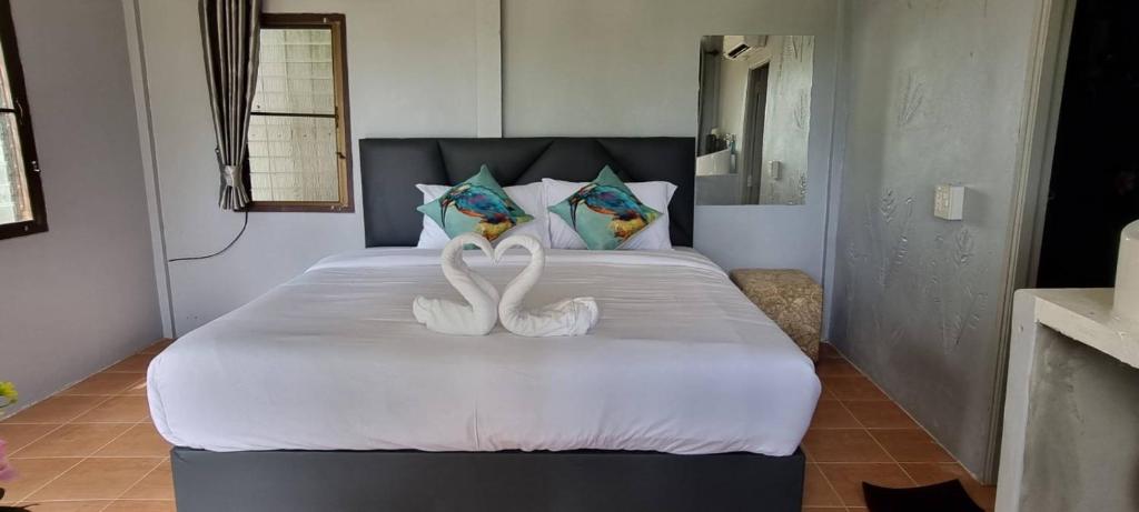 Postel nebo postele na pokoji v ubytování เขาเจ้าขา2 บ้านไอหมอก