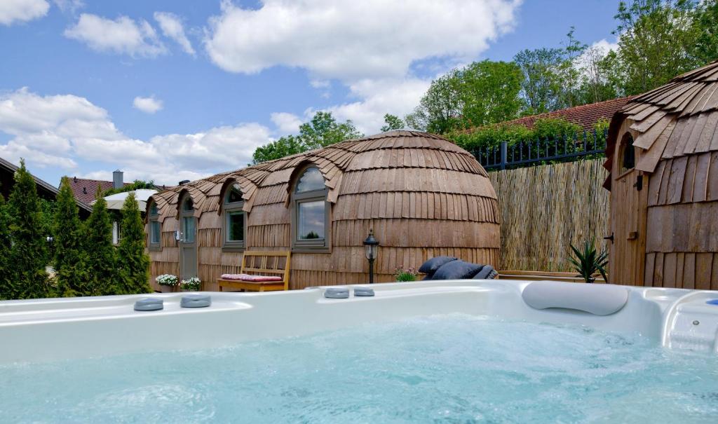 a large tub in front of a yurt at Igluhut Tiny House Bayerischer Wald in Zachenberg