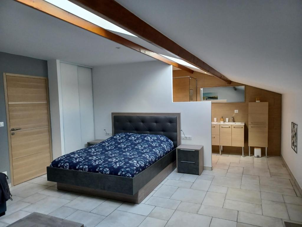 Posteľ alebo postele v izbe v ubytovaní La Grange 3 étoiles - Maison d'hôte à 10 min des plages