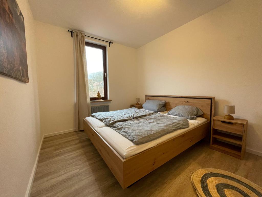 una camera con letto e finestra di Ferienwohnung Donald a Sankt Andreasberg