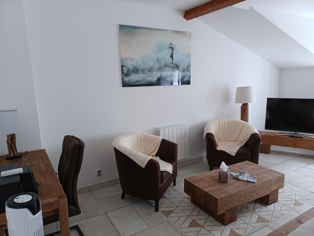 Televízia a/alebo spoločenská miestnosť v ubytovaní La Grange 3 étoiles - Maison d'hôte à 10 min des plages