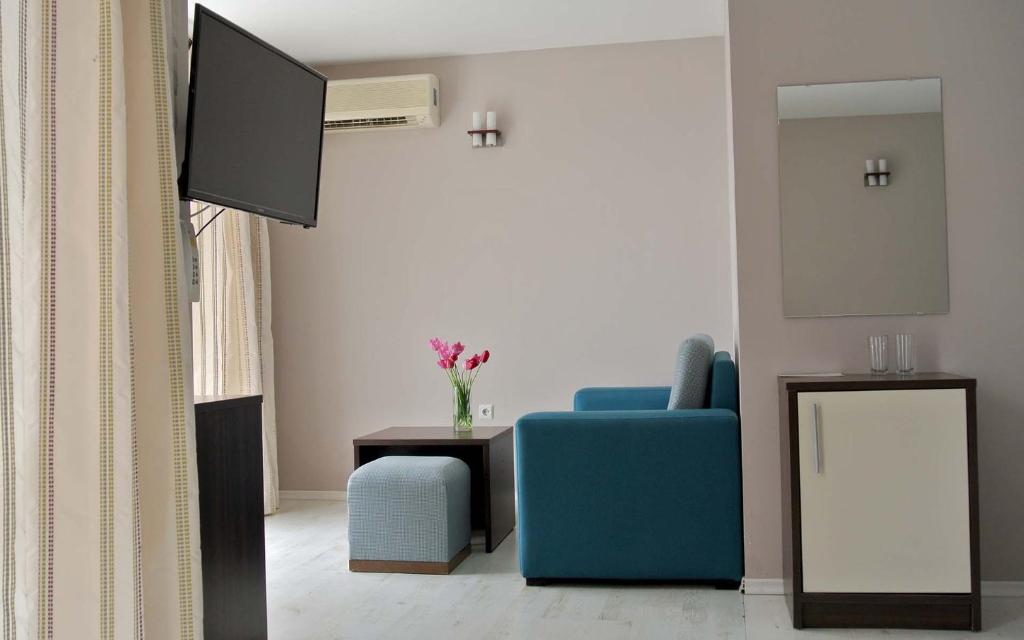 TV a/nebo společenská místnost v ubytování Valeo Hotel