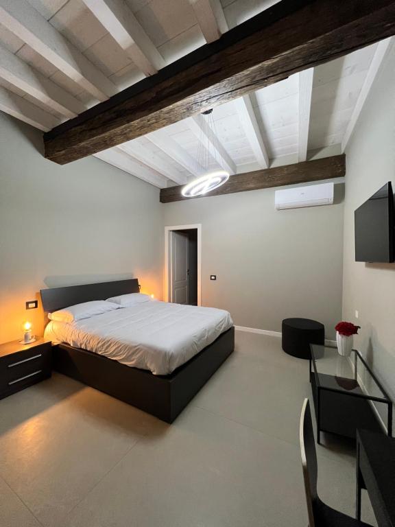 una camera con letto, tavolo e sedie di V&B Suites and Apartments a Pavia