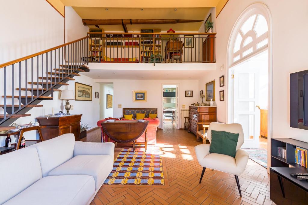 A seating area at Residenza Capano Charming House by Napoliapartments