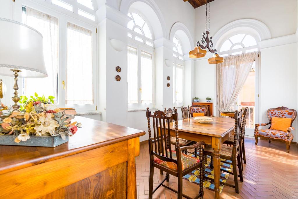 A seating area at Residenza Capano Charming House by Napoliapartments
