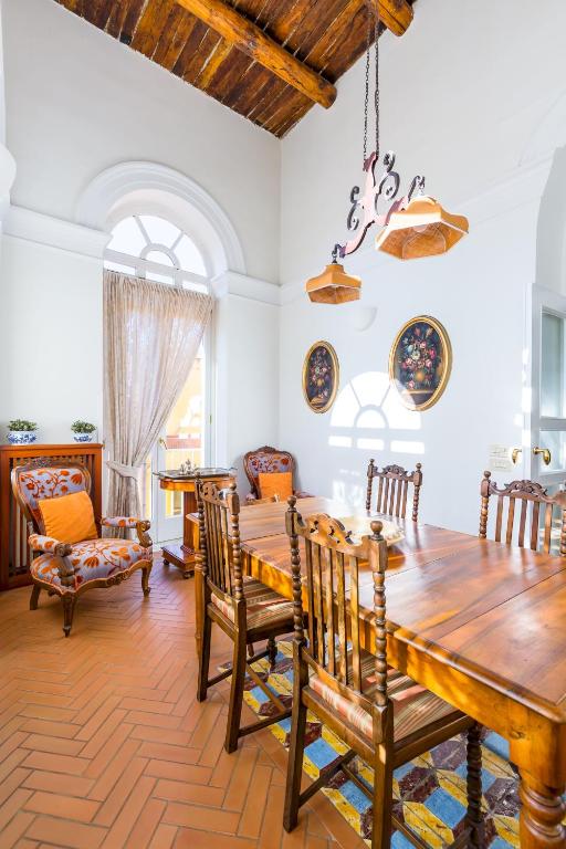 A seating area at Residenza Capano Charming House by Napoliapartments