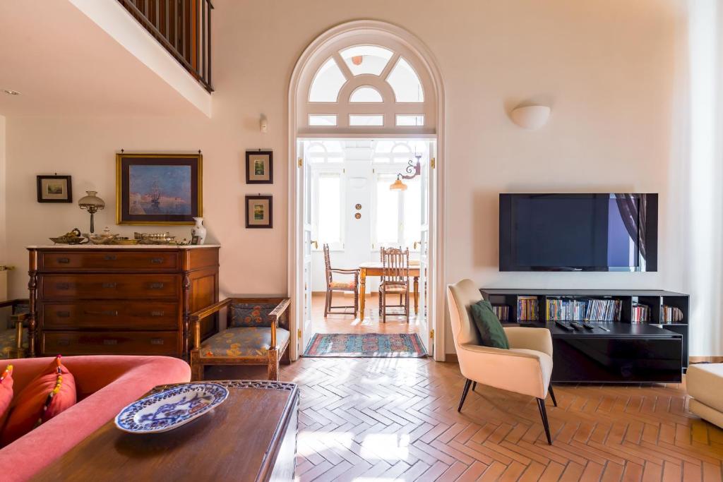 A television and/or entertainment centre at Residenza Capano Charming House by Napoliapartments