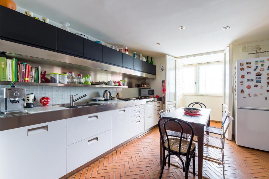 A kitchen or kitchenette at Residenza Capano Charming House by Napoliapartments