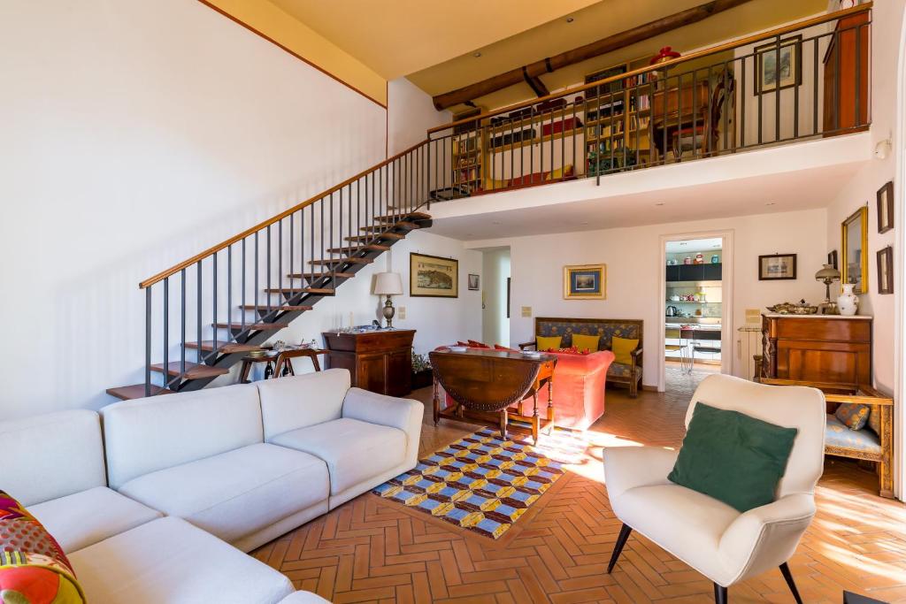 A seating area at Residenza Capano Charming House by Napoliapartments