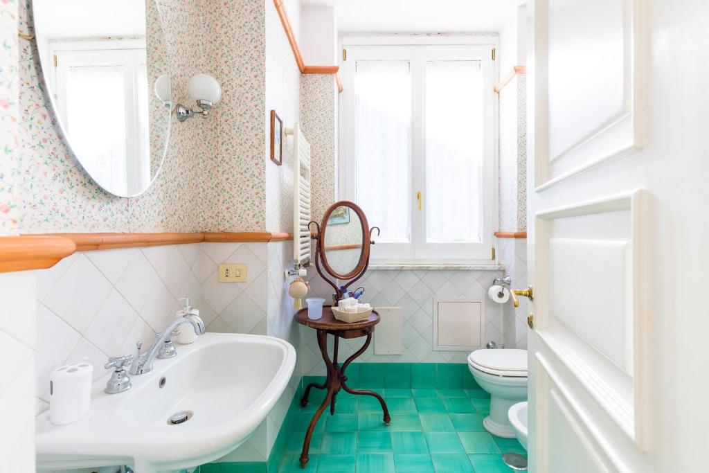A bathroom at Residenza Capano Charming House by Napoliapartments