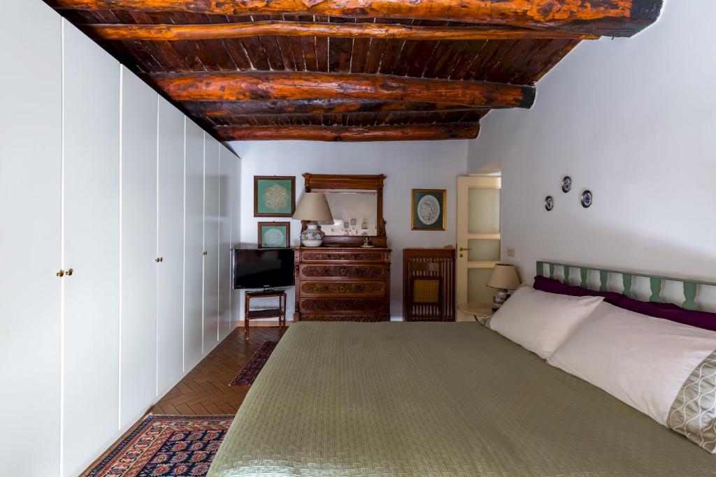 A bed or beds in a room at Residenza Capano Charming House by Napoliapartments