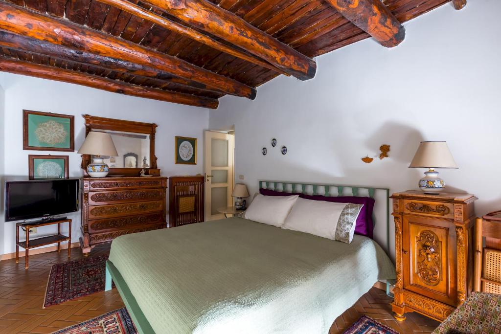 A bed or beds in a room at Residenza Capano Charming House by Napoliapartments