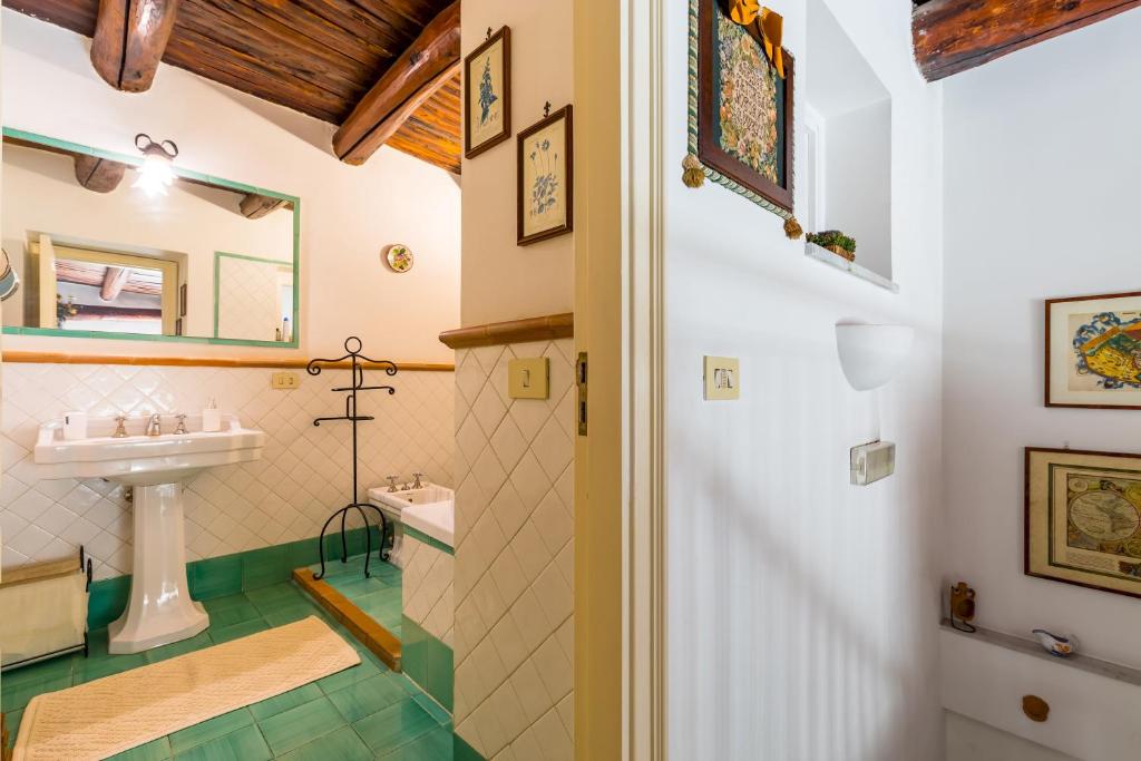A bathroom at Residenza Capano Charming House by Napoliapartments