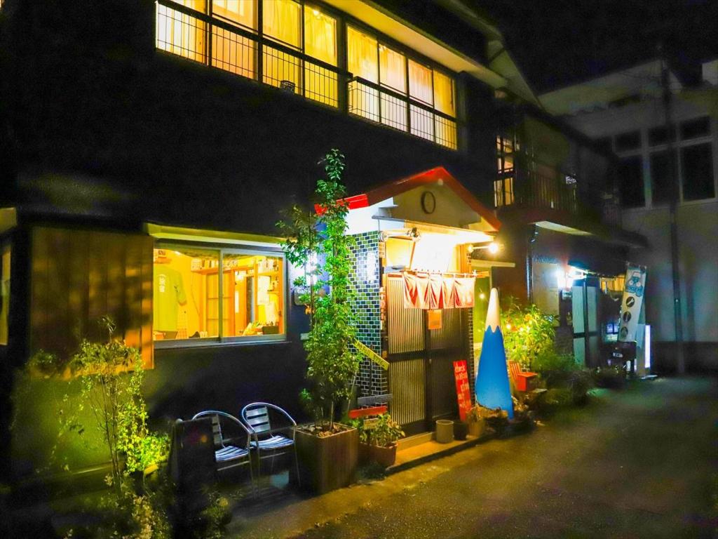 富士宮市にあるゲストハウスときわ の夜間の看板付きの小屋