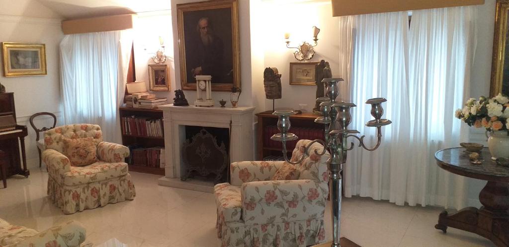 salon z 2 krzesłami i kominkiem w obiekcie CASABELLA w mieście Senise